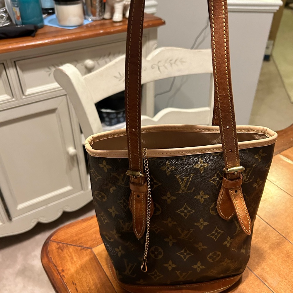 Authentic vintage Louis Vuitton bucket bag!